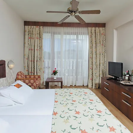 מלון Defne Garden 4*