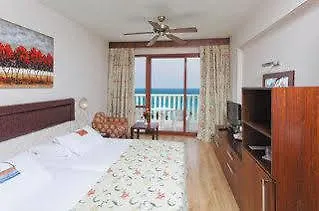 מלון Defne Garden 4*